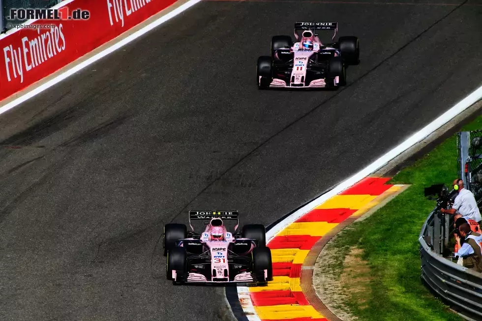 Foto zur News: Esteban Ocon (Force India) und Sergio Perez (Force India)