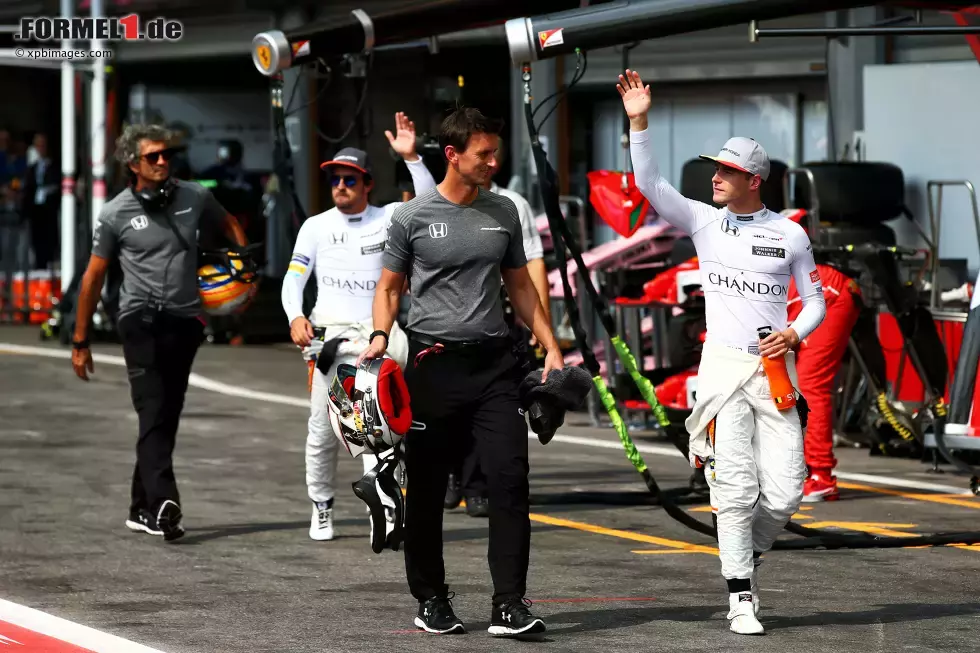 Foto zur News: Stoffel Vandoorne (McLaren) und Fernando Alonso (McLaren)