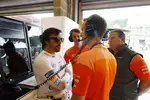 Foto zur News: Fernando Alonso (McLaren) und Zak Brown