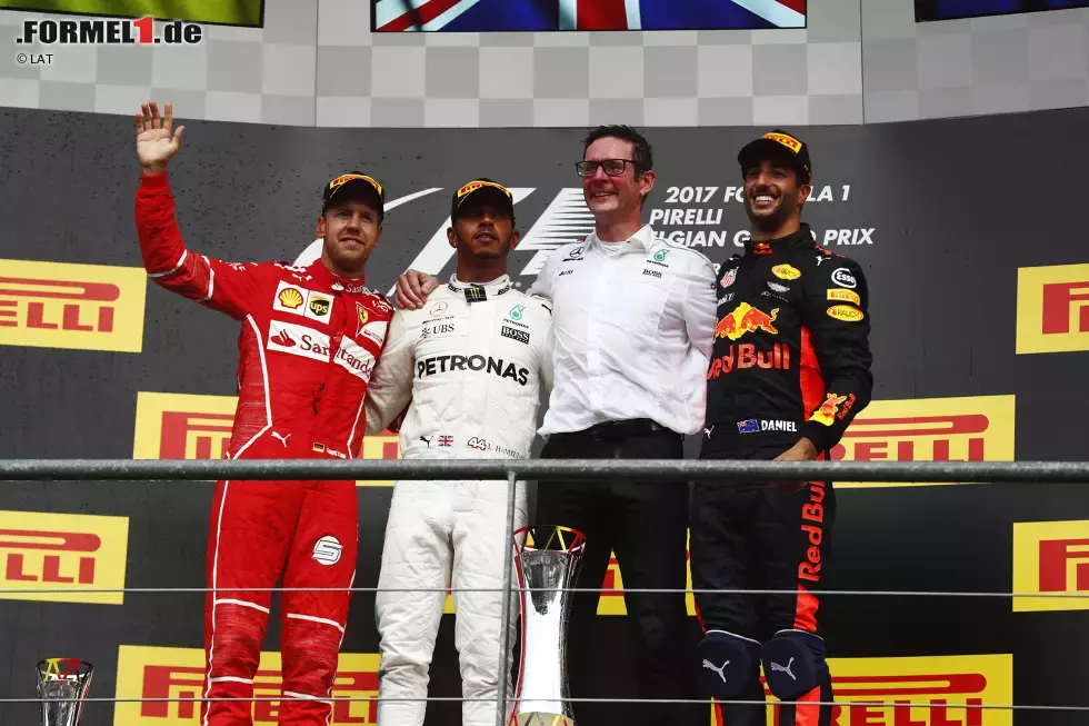 Foto zur News: Lewis Hamilton (Mercedes), Sebastian Vettel (Ferrari) und Daniel Ricciardo (Red Bull)