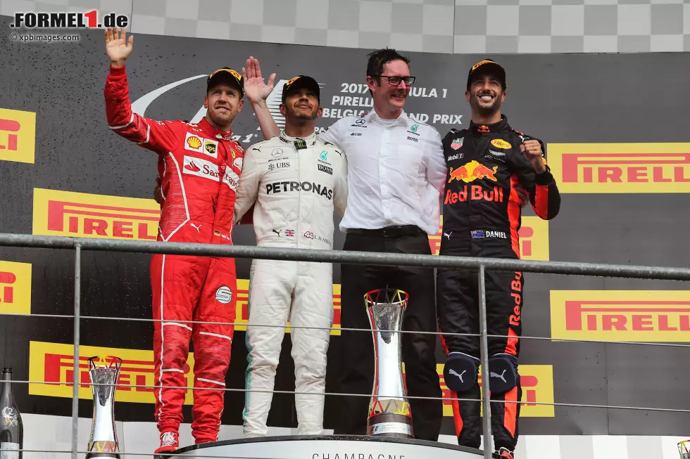 Foto zur News: Sebastian Vettel (Ferrari), Lewis Hamilton (Mercedes) und Daniel Ricciardo (Red Bull)