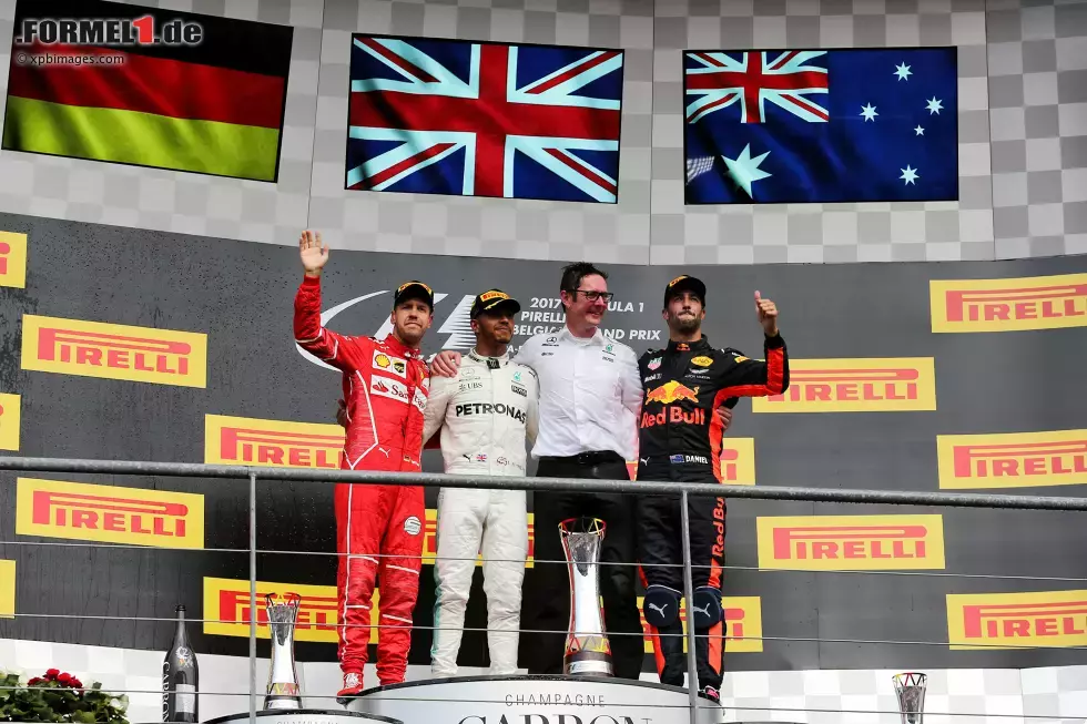 Foto zur News: Sebastian Vettel (Ferrari), Lewis Hamilton (Mercedes) und Daniel Ricciardo (Red Bull)