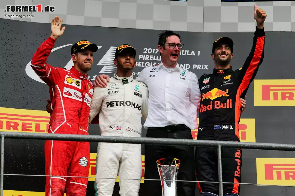 Foto zur News: Sebastian Vettel (Ferrari), Lewis Hamilton (Mercedes) und Daniel Ricciardo (Red Bull)