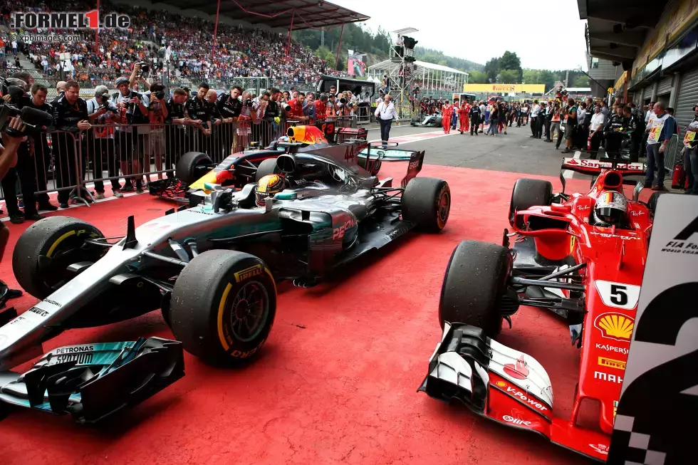 Foto zur News: Lewis Hamilton (Mercedes) und Sebastian Vettel (Ferrari)