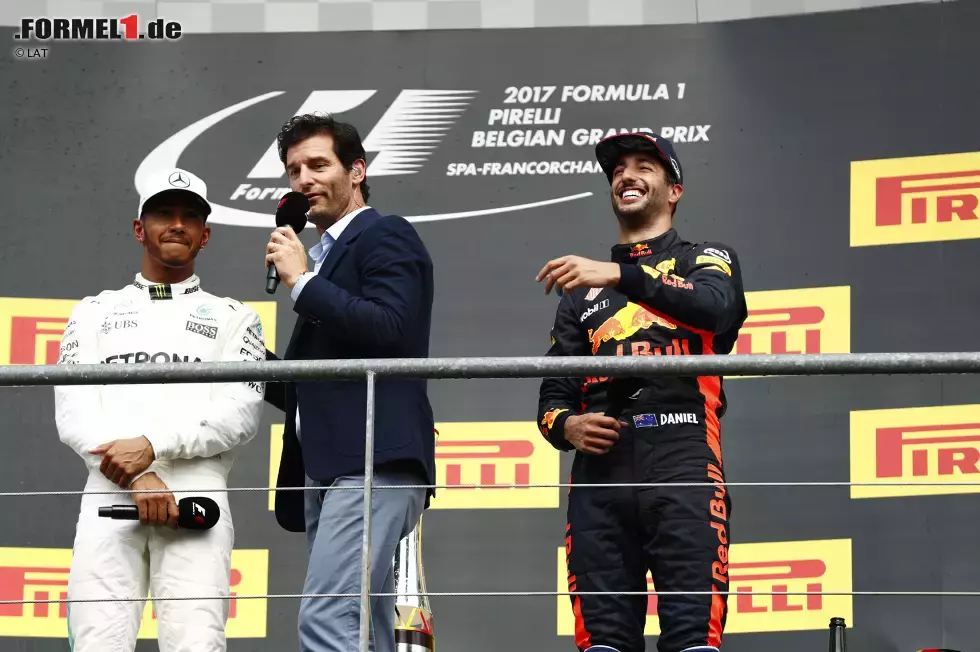 Foto zur News: Lewis Hamilton (Mercedes), Mark Webber und Daniel Ricciardo (Red Bull)