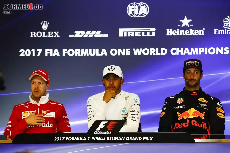 Foto zur News: Lewis Hamilton (Mercedes), Sebastian Vettel (Ferrari) und Daniel Ricciardo (Red Bull)