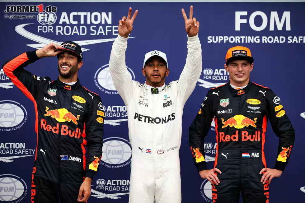 Foto zur News: Daniel Ricciardo (Red Bull), Lewis Hamilton (Mercedes) und Max Verstappen (Red Bull)