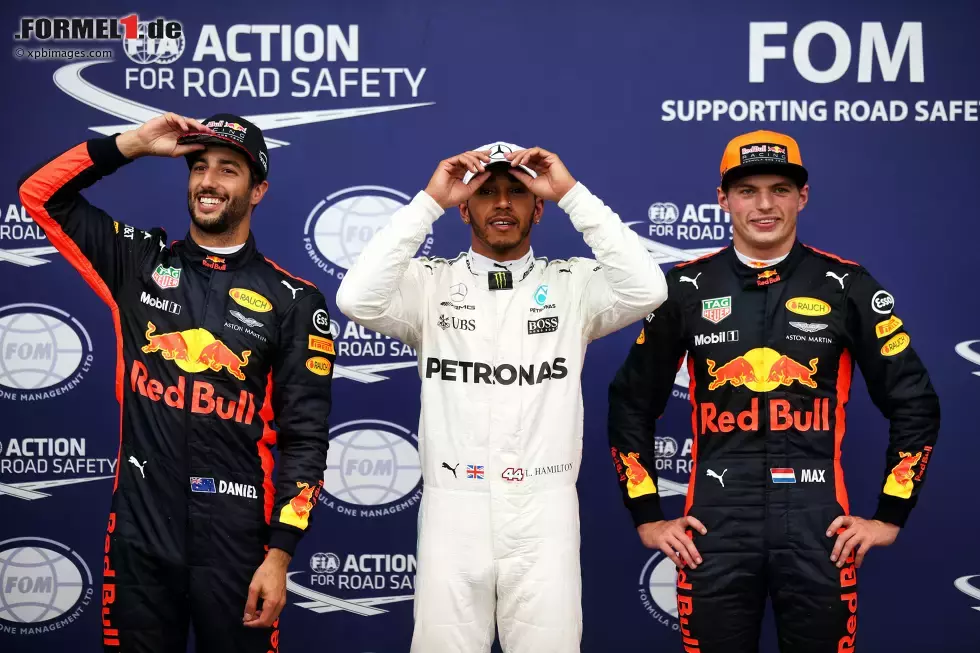 Foto zur News: Daniel Ricciardo (Red Bull), Lewis Hamilton (Mercedes) und Max Verstappen (Red Bull)