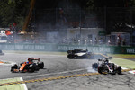 Foto zur News: Fernando Alonso (McLaren), Romain Grosjean (Haas) und Jolyon Palmer (Renault)