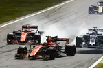 Foto zur News: Stoffel Vandoorne (McLaren), Fernando Alonso (McLaren), Romain Grosjean (Haas) und Jolyon Palmer (Renault)