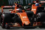 Foto zur News: Stoffel Vandoorne (McLaren) und Fernando Alonso (McLaren)