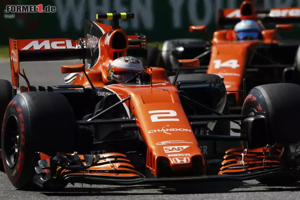 Foto zur News: Stoffel Vandoorne (McLaren) und Fernando Alonso (McLaren)