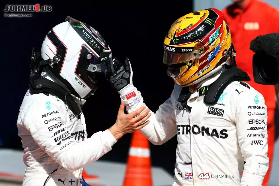 Foto zur News: Valtteri Bottas (Mercedes) und Lewis Hamilton (Mercedes)