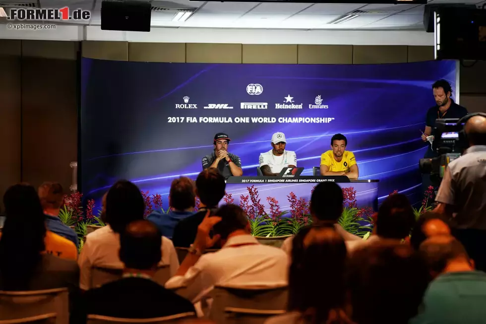 Foto zur News: Fernando Alonso (McLaren), Lewis Hamilton (Mercedes) und Jolyon Palmer (Renault)