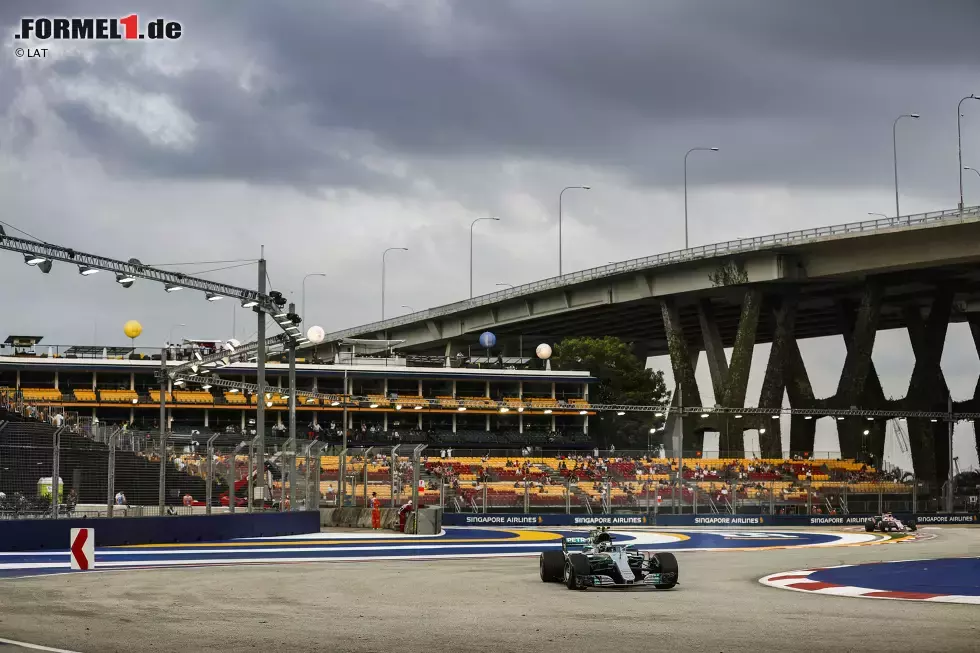 Foto zur News: Valtteri Bottas (Mercedes) und Esteban Ocon (Force India)