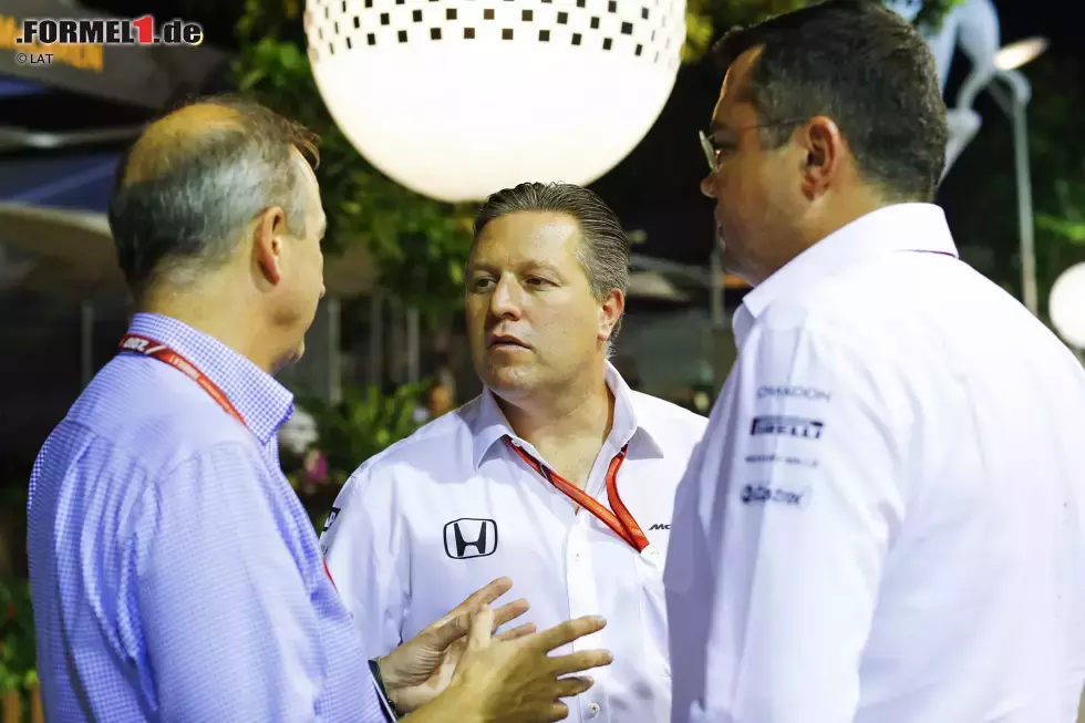 Foto zur News: Jonathan Neale, Zak Brown und Eric Boullier