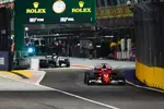 Foto zur News: Kimi Räikkönen (Ferrari) und Lewis Hamilton (Mercedes)