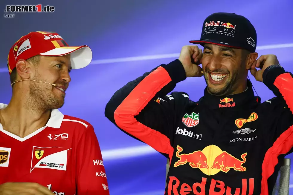 Foto zur News: Sebastian Vettel (Ferrari) und Daniel Ricciardo (Red Bull)