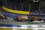 Foto zur News: Max Verstappen (Red Bull) und Fernando Alonso (McLaren)