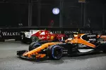 Foto zur News: Stoffel Vandoorne (McLaren) und Sebastian Vettel (Ferrari)