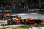 Foto zur News: Max Verstappen (Red Bull) und Kimi Räikkönen (Ferrari)