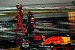 Foto zur News: Max Verstappen (Red Bull) und Kimi Räikkönen (Ferrari)