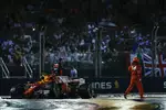 Foto zur News: Kimi Räikkönen (Ferrari) und Max Verstappen (Red Bull)