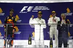 Foto zur News: Lewis Hamilton (Mercedes), Daniel Ricciardo (Red Bull) und Valtteri Bottas (Mercedes)