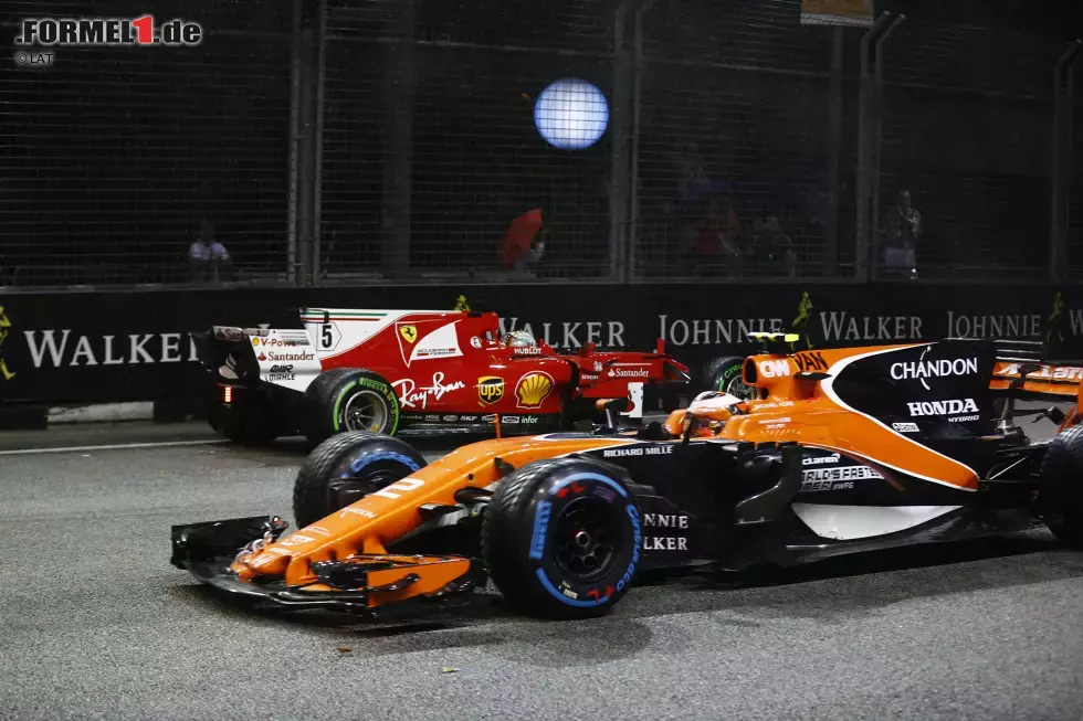 Foto zur News: Stoffel Vandoorne (McLaren) und Sebastian Vettel (Ferrari)