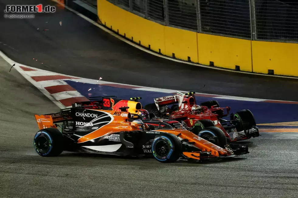 Foto zur News: Max Verstappen (Red Bull), Fernando Alonso (McLaren) und Kimi Räikkönen (Ferrari)