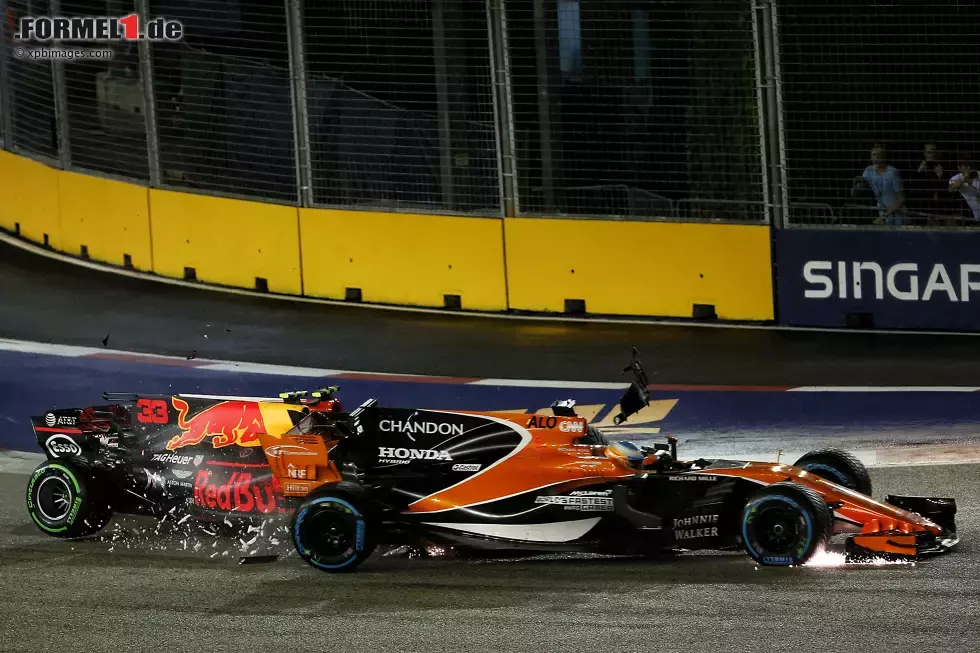 Foto zur News: Max Verstappen (Red Bull), Fernando Alonso (McLaren) und Kimi Räikkönen (Ferrari)