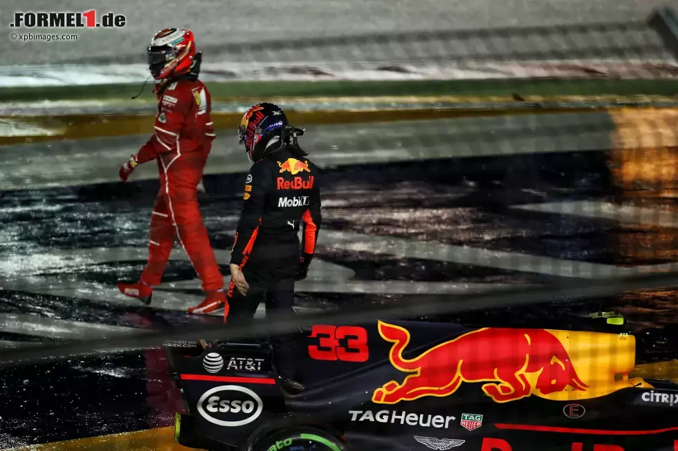 Foto zur News: Max Verstappen (Red Bull) und Kimi Räikkönen (Ferrari)