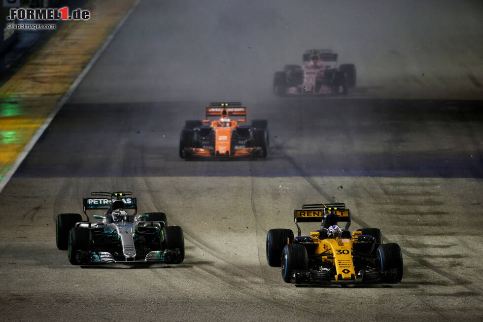Foto zur News: Jolyon Palmer (Renault) und Valtteri Bottas (Mercedes)