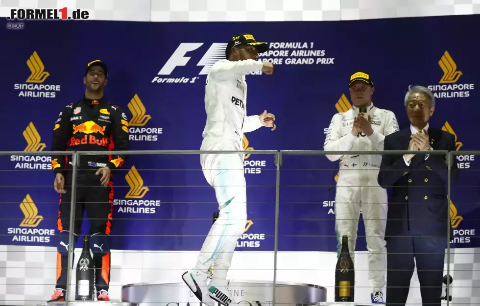 Foto zur News: Lewis Hamilton (Mercedes), Daniel Ricciardo (Red Bull) und Valtteri Bottas (Mercedes)