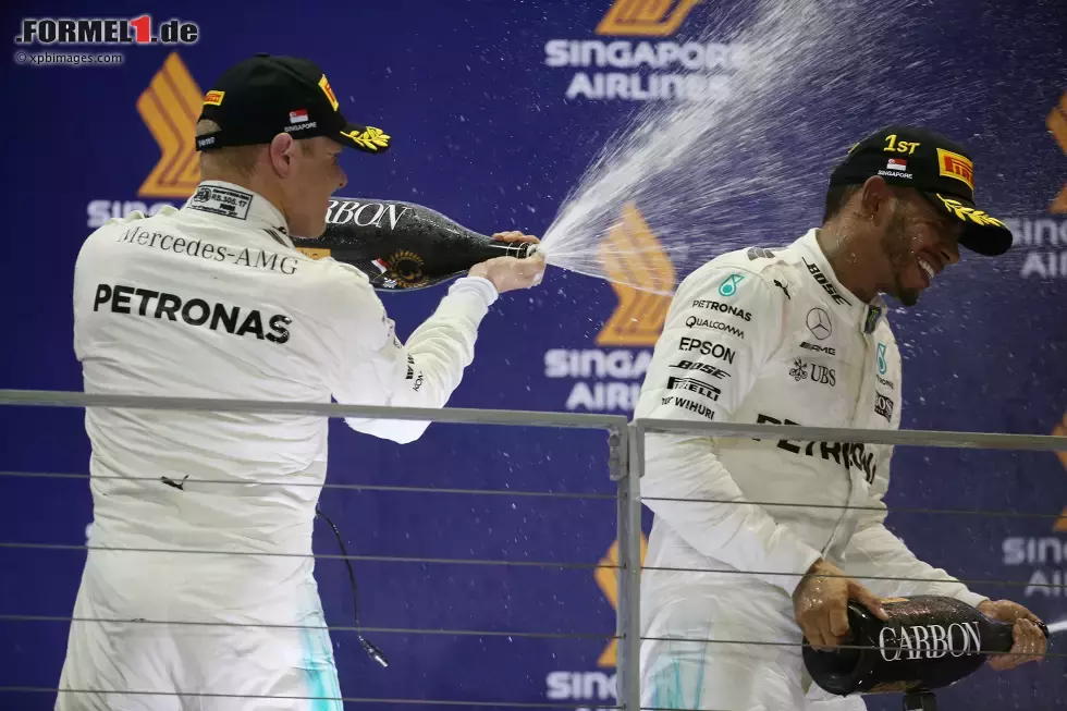 Foto zur News: Valtteri Bottas (Mercedes) und Lewis Hamilton (Mercedes)