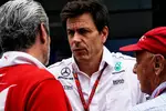 Foto zur News: Maurizio Arrivabene, Toto Wolff und Niki Lauda