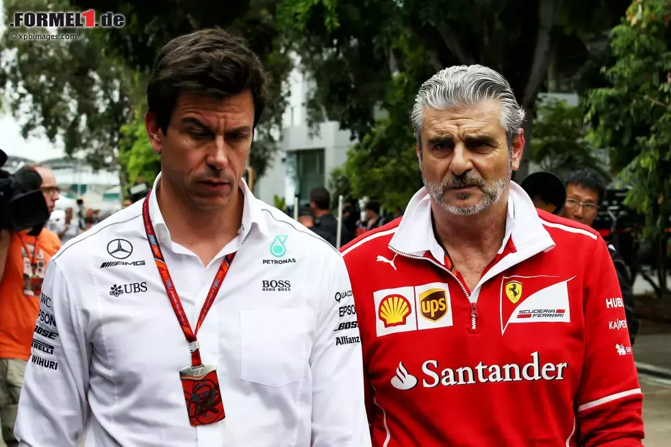 Foto zur News: Toto Wolff und Maurizio Arrivabene