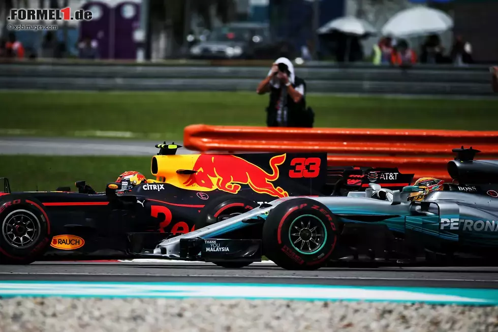 Foto zur News: Max Verstappen (Red Bull) und Lewis Hamilton (Mercedes)