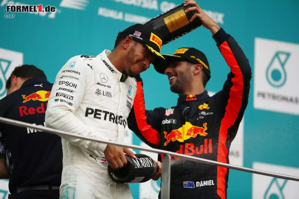 Foto zur News: Lewis Hamilton (Mercedes) und Daniel Ricciardo (Red Bull)