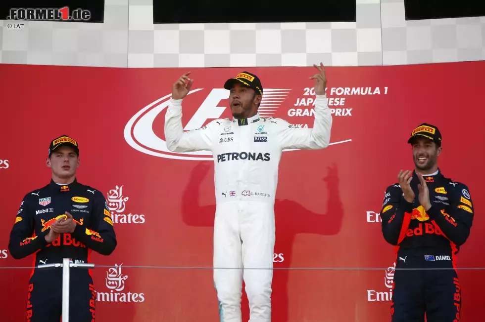 Foto zur News: Lewis Hamilton (Mercedes), Max Verstappen (Red Bull) und Daniel Ricciardo (Red Bull)