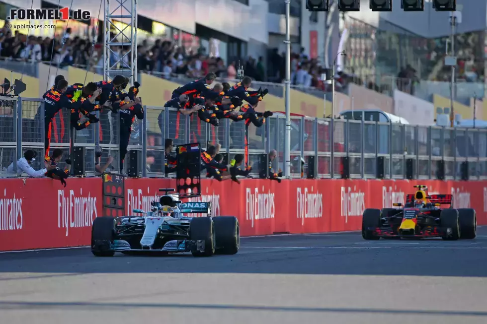 Foto zur News: Lewis Hamilton (Mercedes) und Max Verstappen (Red Bull)