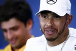 Foto zur News: Lewis Hamilton (Mercedes) und Carlos Sainz (Renault)