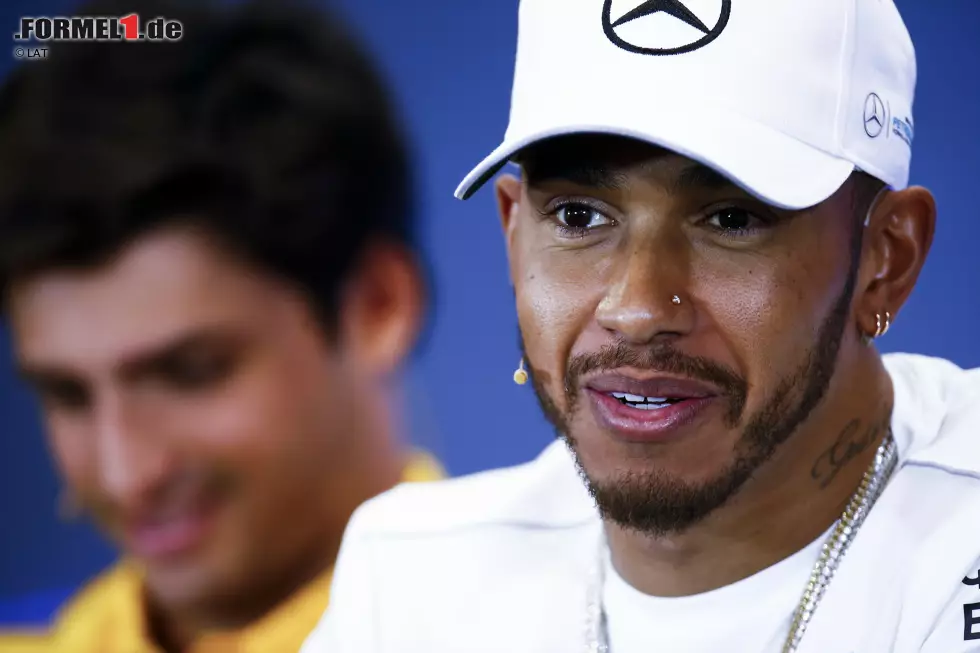 Foto zur News: Lewis Hamilton (Mercedes) und Carlos Sainz (Renault)