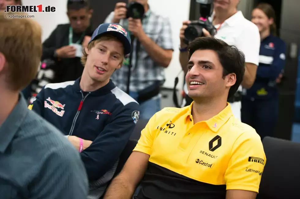 Foto zur News: Brendon Hartley (Toro Rosso) und Carlos Sainz (Renault)