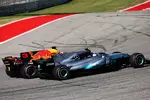 Foto zur News: Daniel Ricciardo (Red Bull) und Valtteri Bottas (Mercedes)