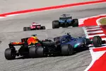 Foto zur News: Daniel Ricciardo (Red Bull) und Valtteri Bottas (Mercedes)