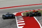 Foto zur News: Valtteri Bottas (Mercedes) und Max Verstappen (Red Bull)