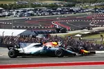 Foto zur News: Valtteri Bottas (Mercedes) und Daniel Ricciardo (Red Bull)