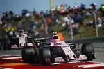 Foto zur News: Esteban Ocon (Force India) und Sergio Perez (Force India)