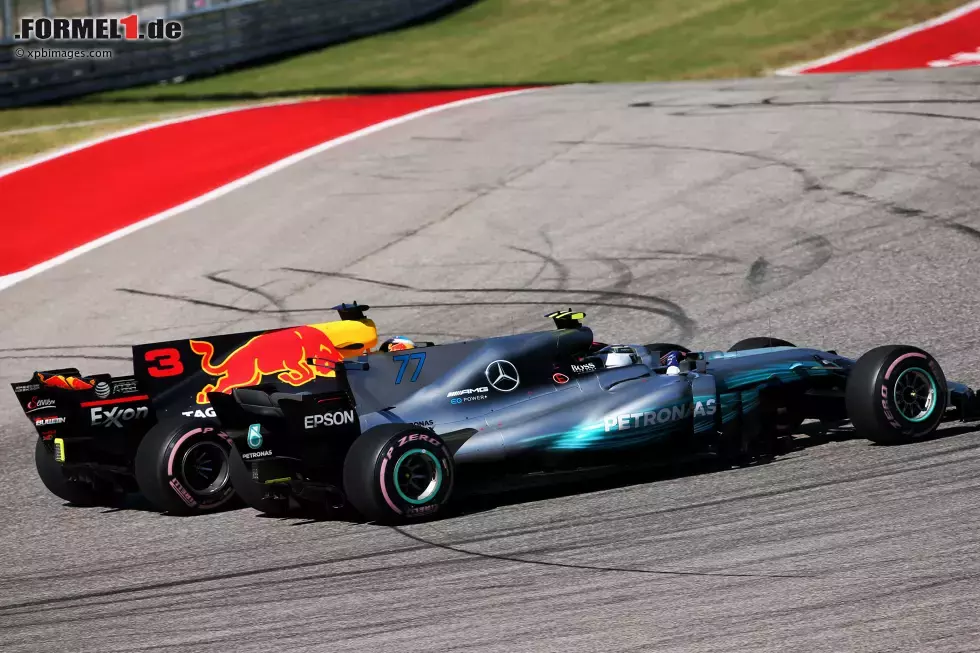 Foto zur News: Daniel Ricciardo (Red Bull) und Valtteri Bottas (Mercedes)